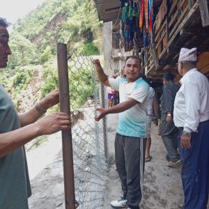 रुइनिबाङमा पैदलयात्रीको सुरक्षाका लागि तत्बन्द जाली जडान